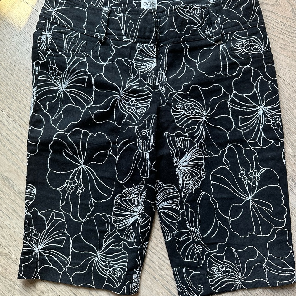 CACHE | Bermuda Embroidered White Lotus, Black and White | Size 2